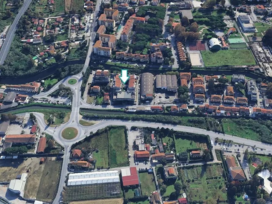 Immagine 2 di Locale commerciale in vendita  a Viareggio