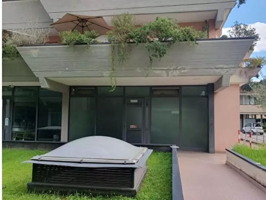 Immagine 1 di Locale commerciale in vendita  a Viareggio