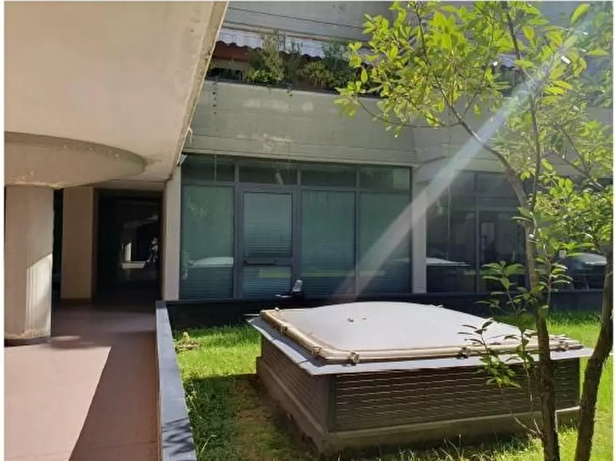 Immagine 1 di Locale commerciale in vendita  a Viareggio