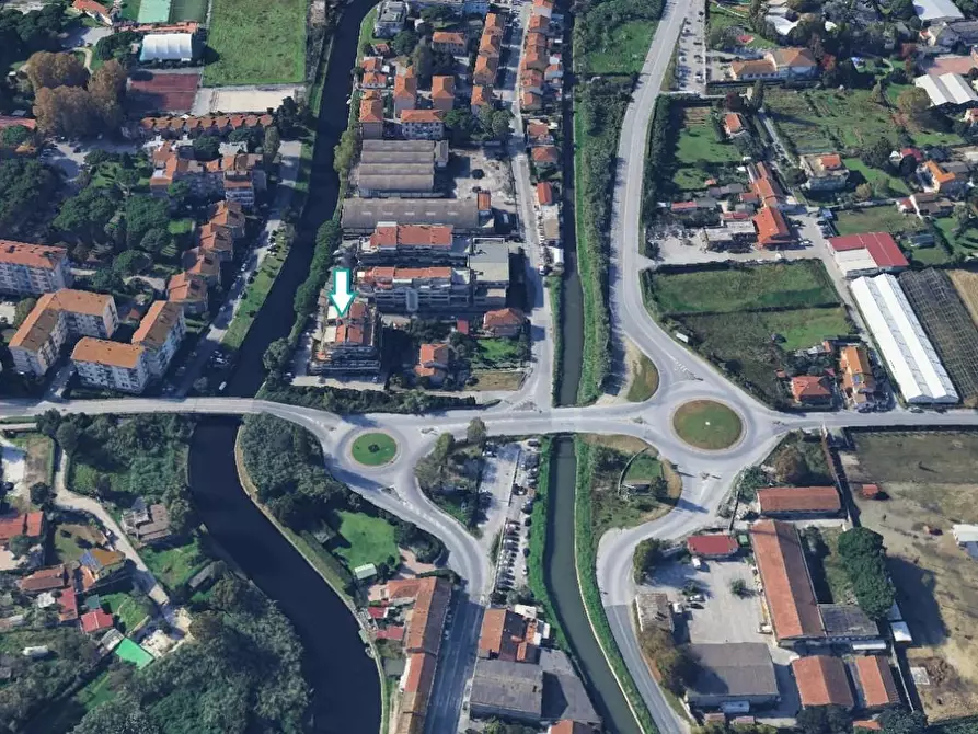 Immagine 1 di Garage in vendita  a Viareggio