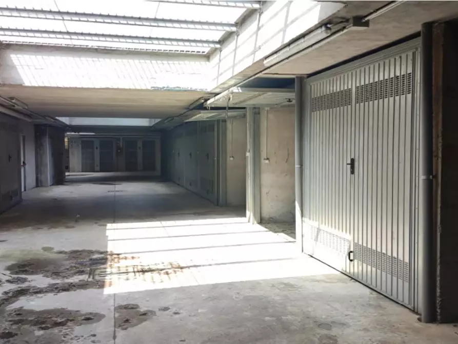 Immagine 2 di Garage in vendita  a Garbagnate Milanese