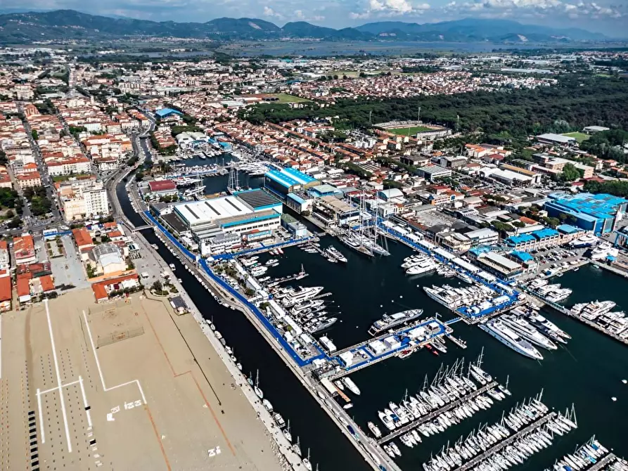 Immagine 9 di Appartamento in vendita  a Viareggio