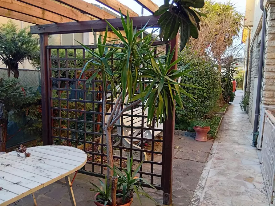 Immagine 2 di Villa in vendita  a Cascina