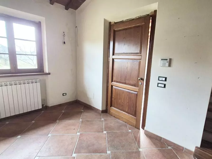 Immagine 1 di Casa colonica in vendita  a Camaiore