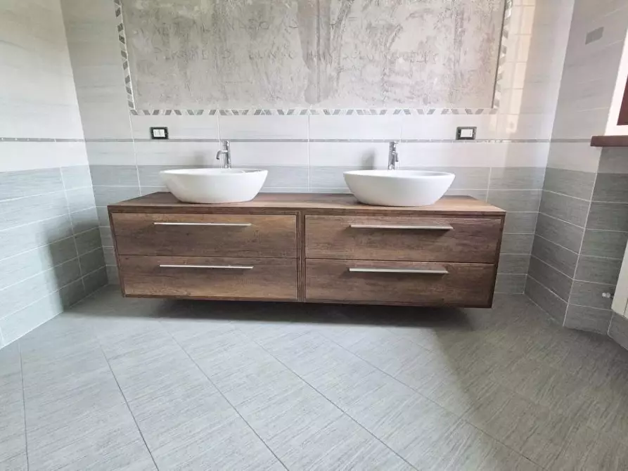 Immagine 41 di Casa colonica in vendita  a Camaiore