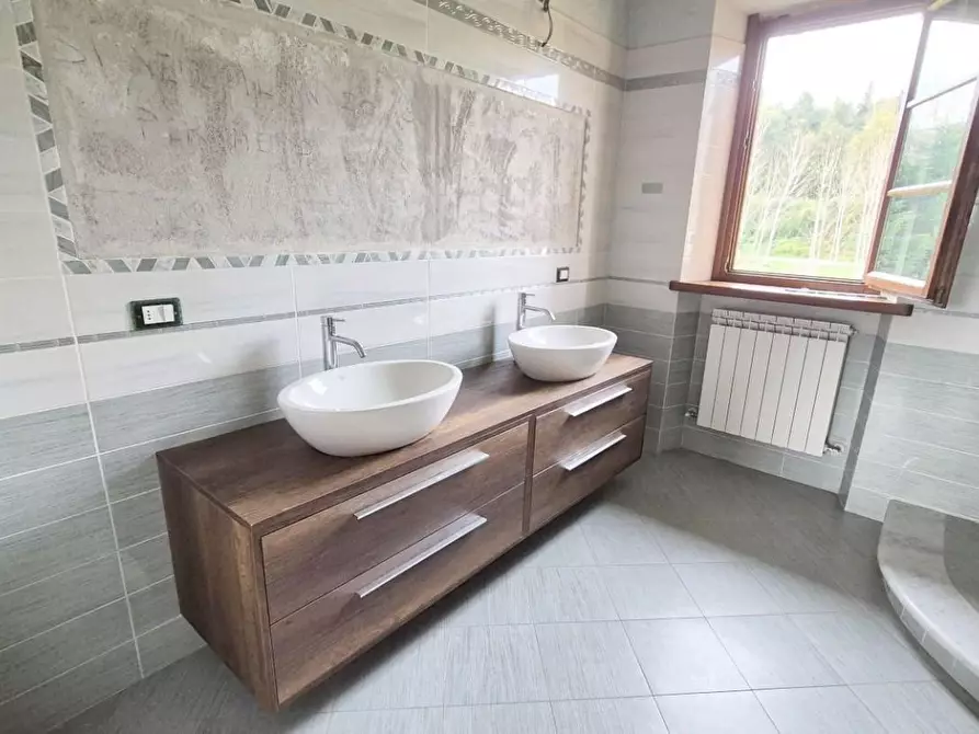 Immagine 37 di Casa colonica in vendita  a Camaiore