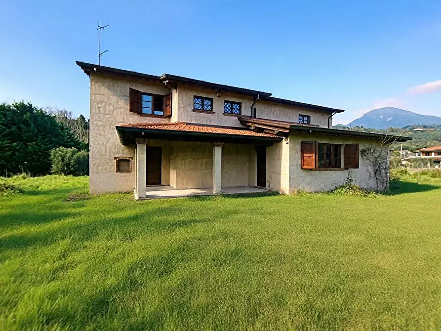 Immagine 1 di Casa colonica in vendita  a Camaiore