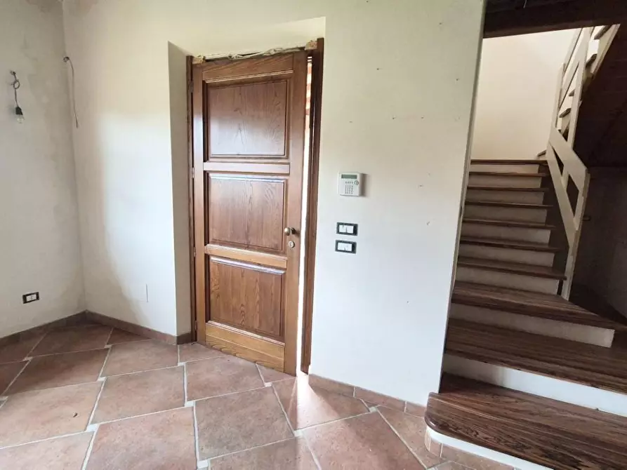 Immagine 2 di Casa colonica in vendita  a Camaiore