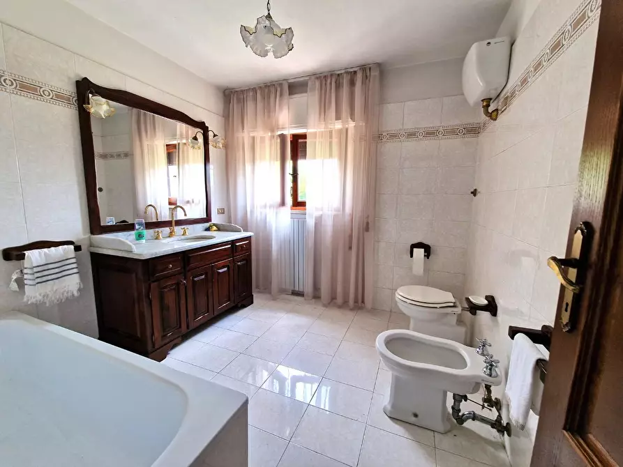 Immagine 18 di Villa in vendita  a Lucca