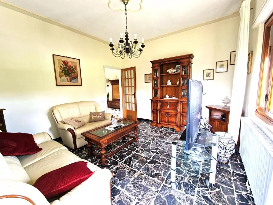 Immagine 6 di Villa in vendita  a Lucca
