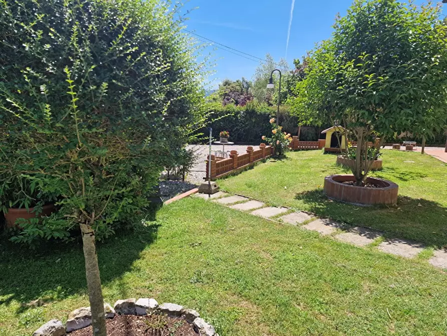 Immagine 4 di Villa in vendita  a Lucca