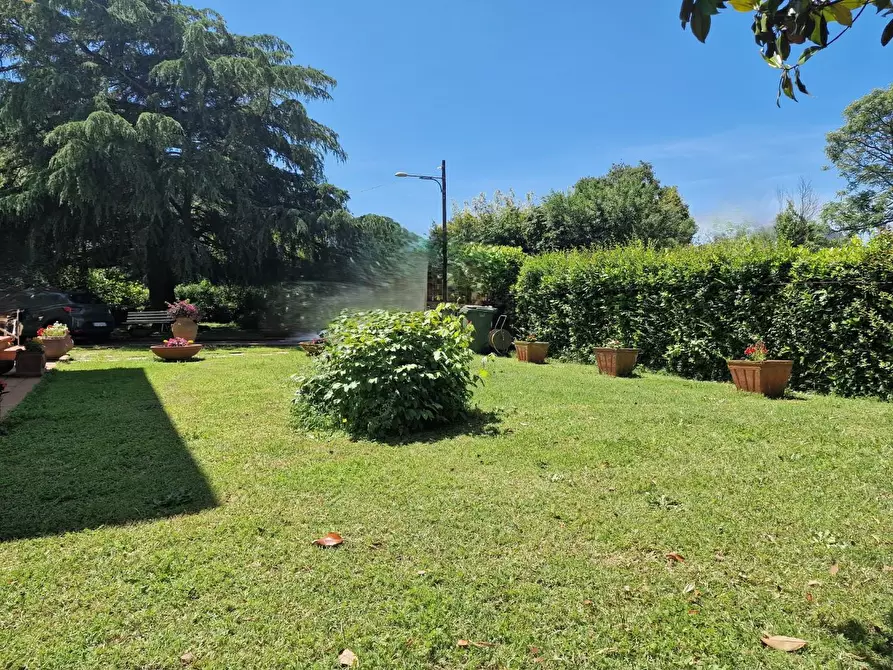 Immagine 5 di Villa in vendita  a Lucca