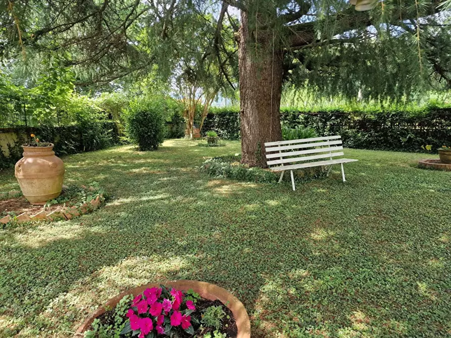 Immagine 1 di Villa in vendita  a Lucca