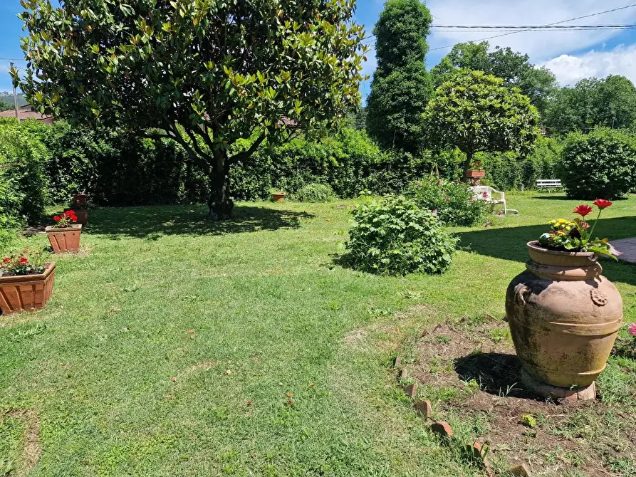 Immagine 3 di Villa in vendita  a Lucca