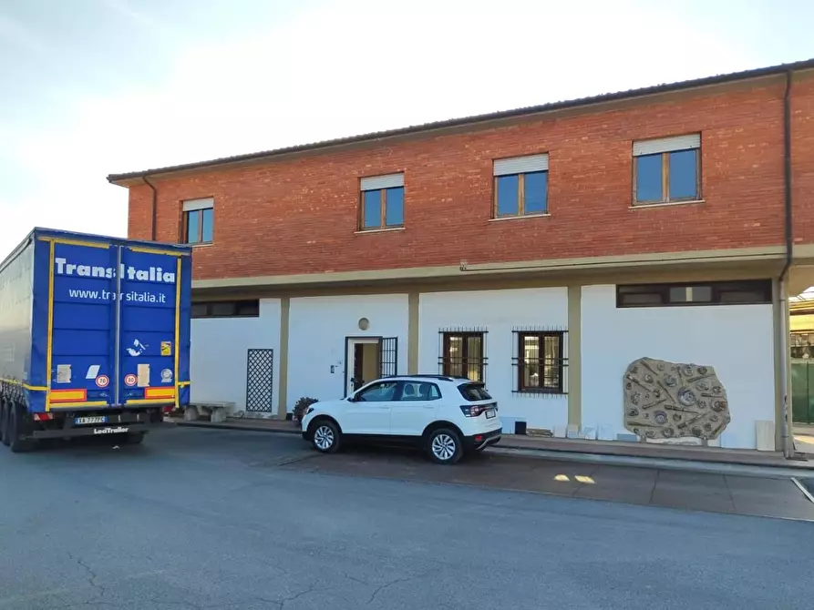 Immagine 3 di Attività artigianale in vendita  a Massa