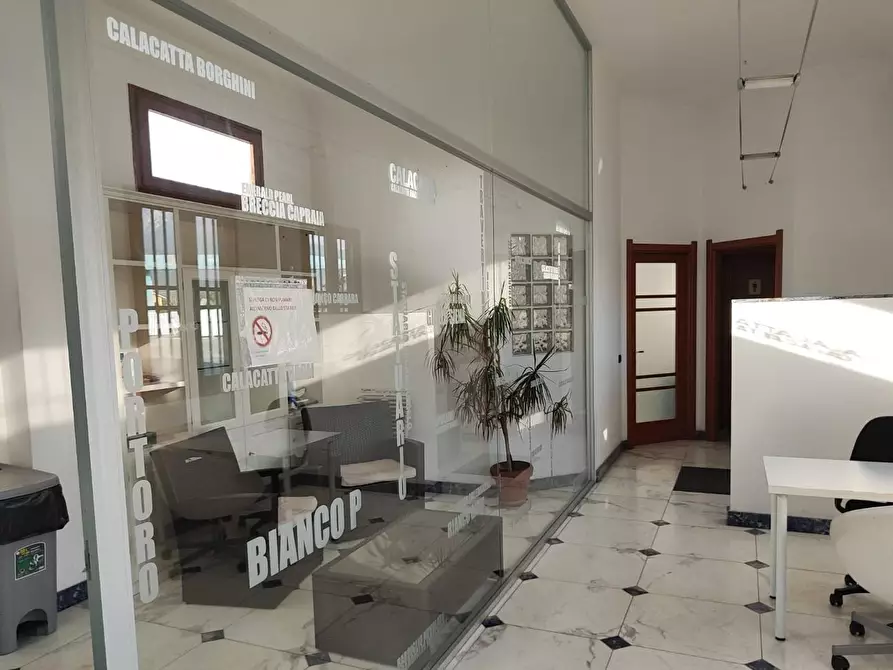 Immagine 8 di Attività artigianale in vendita  a Massa