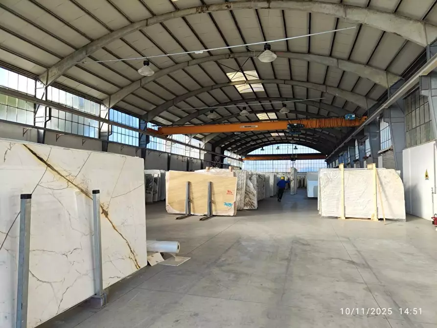 Immagine 15 di Attività artigianale in vendita  a Massa