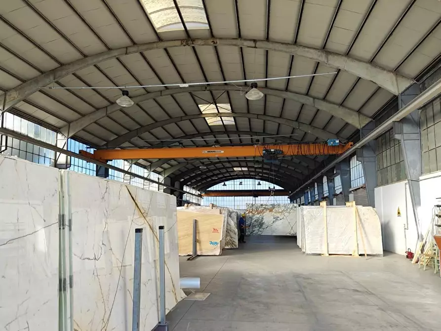 Immagine 10 di Attività artigianale in vendita  a Massa