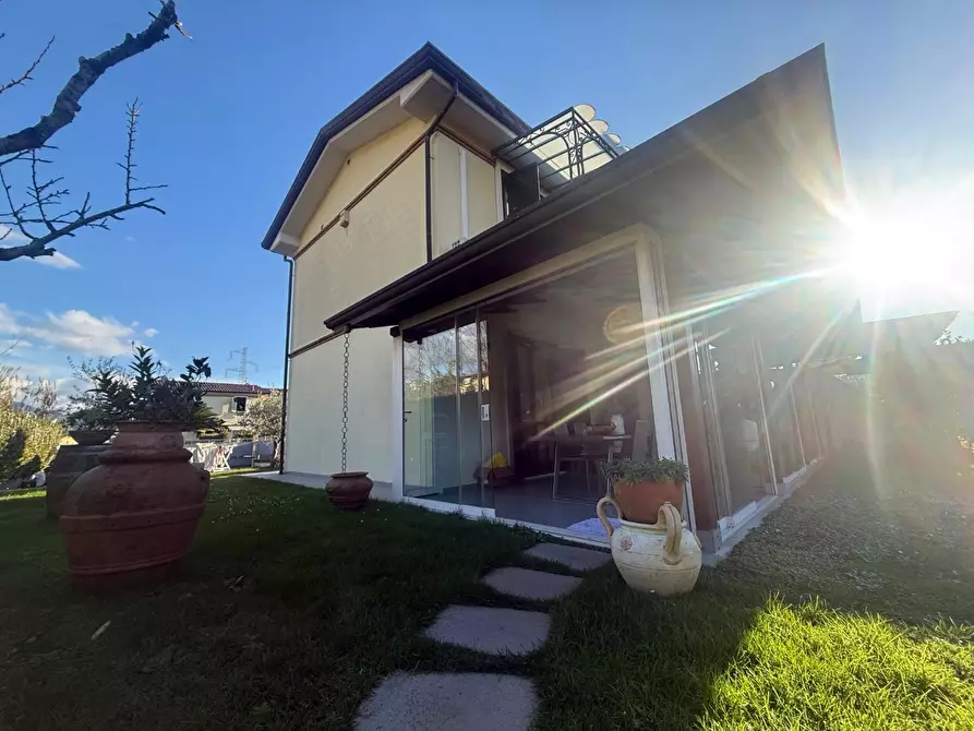 Immagine 2 di Villetta a schiera in vendita  a Massa