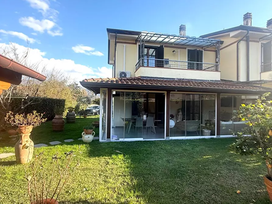 Immagine 1 di Villetta a schiera in vendita  a Massa