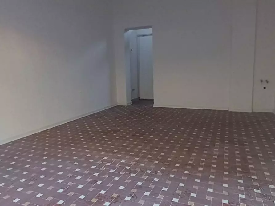 Immagine 2 di Locale commerciale in affitto  a Massa