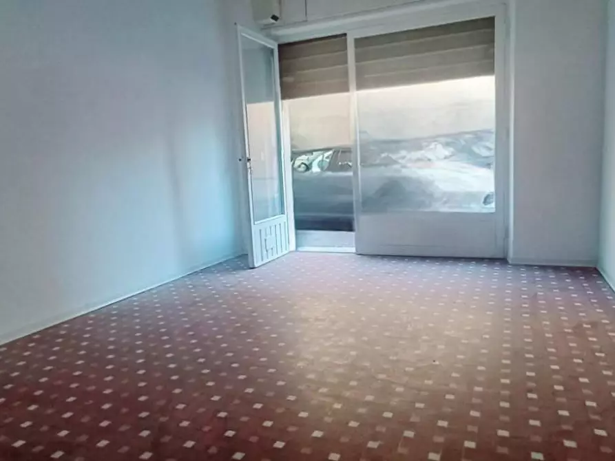 Immagine 1 di Locale commerciale in affitto  a Massa