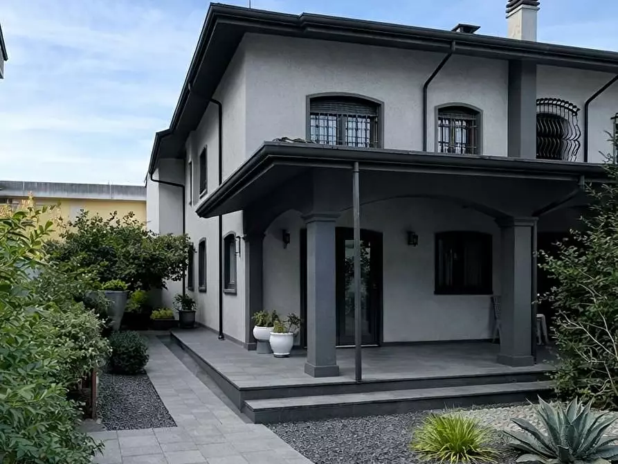 Immagine 1 di Casa bifamiliare in vendita  a Viareggio