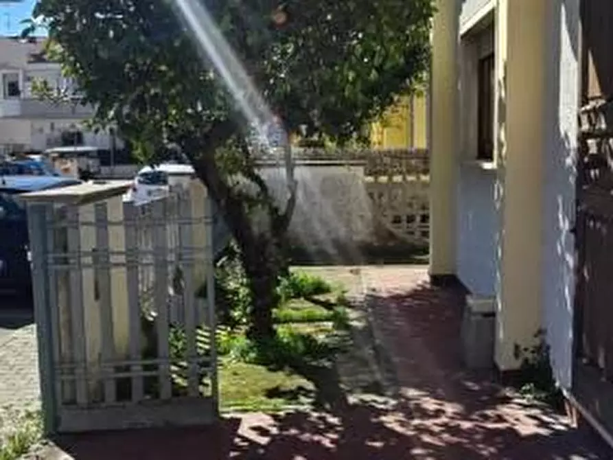 Immagine 1 di Casa bifamiliare in vendita  a Viareggio