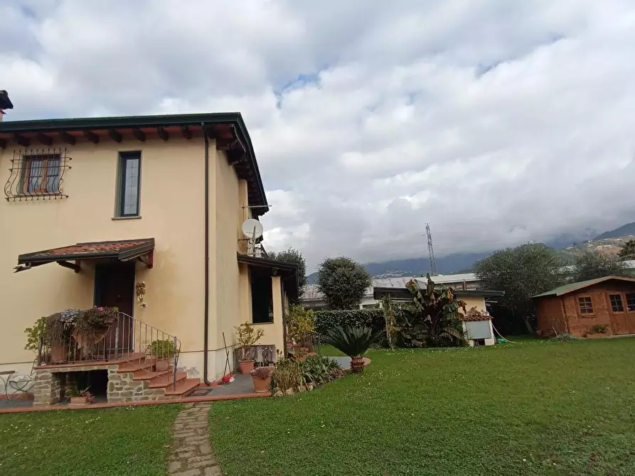 Immagine 11 di Villa in vendita  a Montignoso