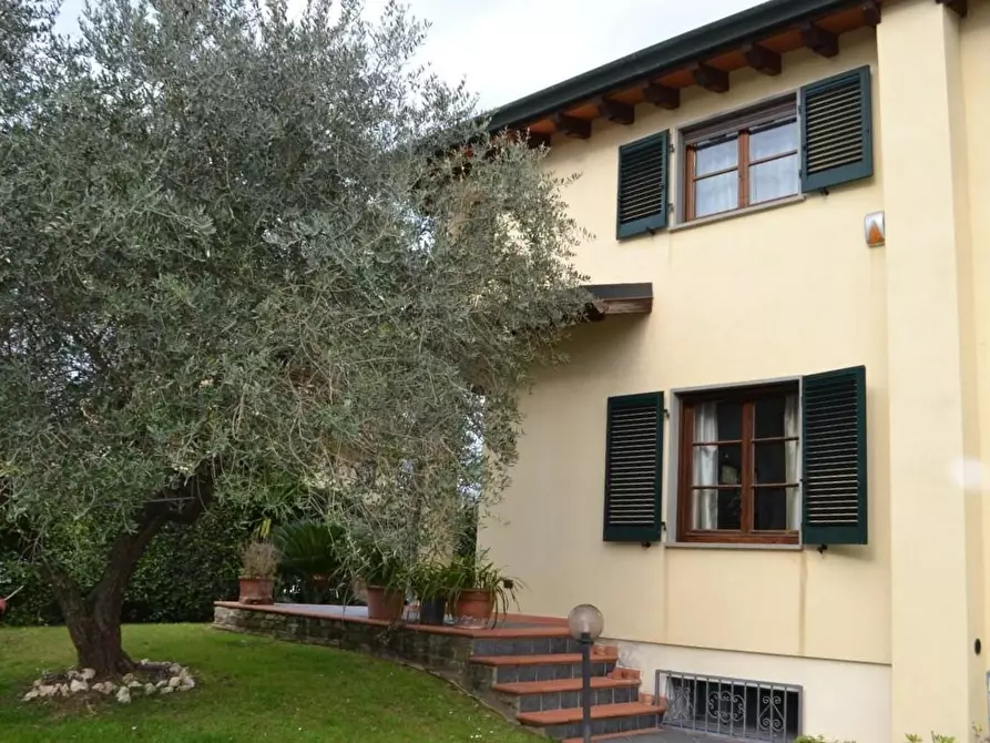 Immagine 2 di Villa in vendita  a Montignoso