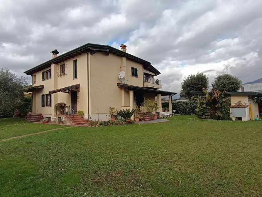 Immagine 7 di Villa in vendita  a Montignoso