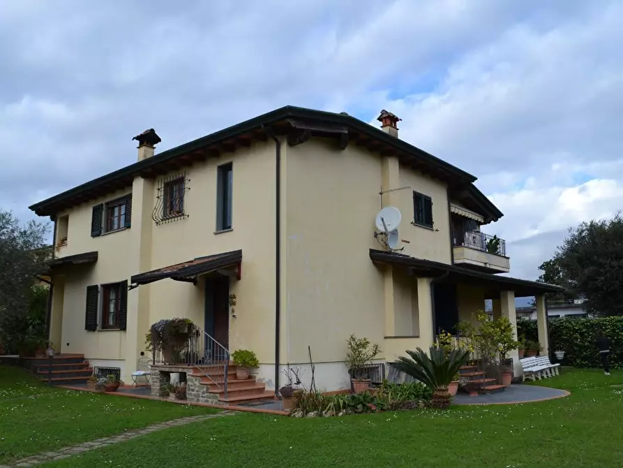 Immagine 12 di Villa in vendita  a Montignoso