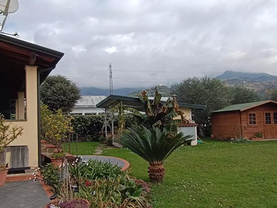 Immagine 9 di Villa in vendita  a Montignoso