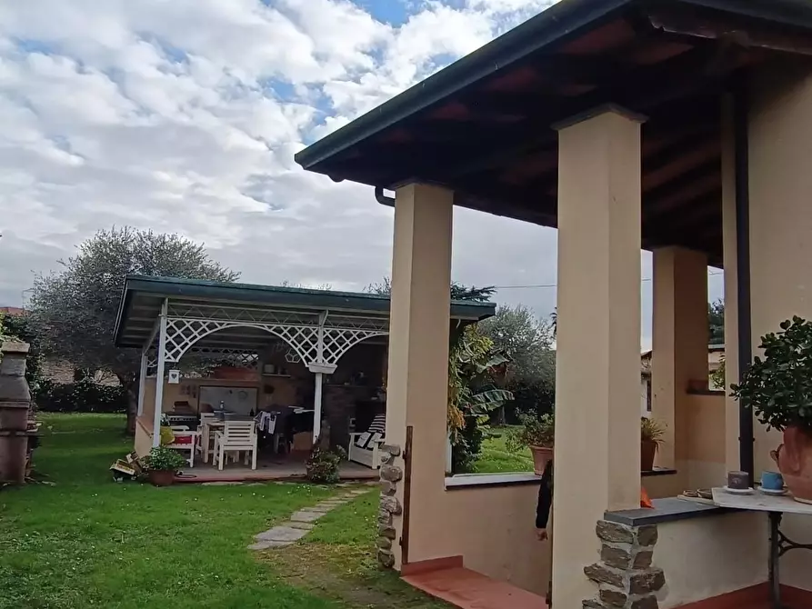 Immagine 3 di Villa in vendita  a Montignoso