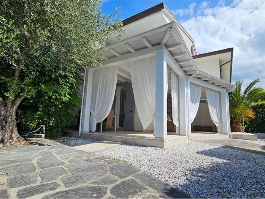 Immagine 1 di Casa bifamiliare in vendita  a Forte Dei Marmi