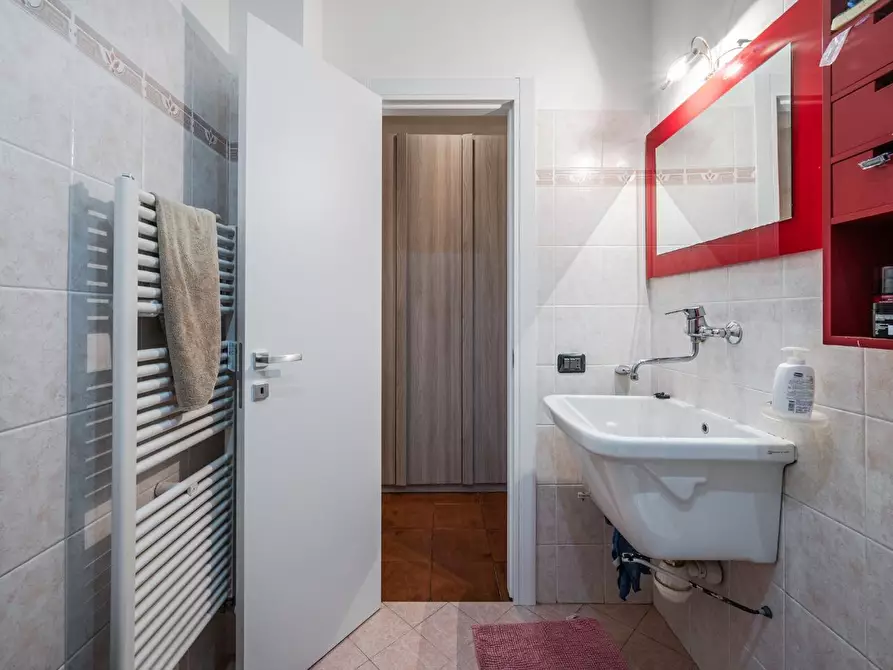 Immagine 17 di Appartamento in vendita  a Reggio Nell'emilia