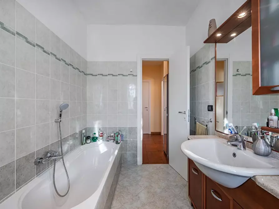 Immagine 23 di Appartamento in vendita  a Reggio Nell'emilia