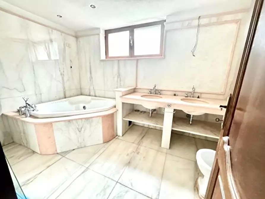 Immagine 22 di Villa in vendita  a Forte Dei Marmi