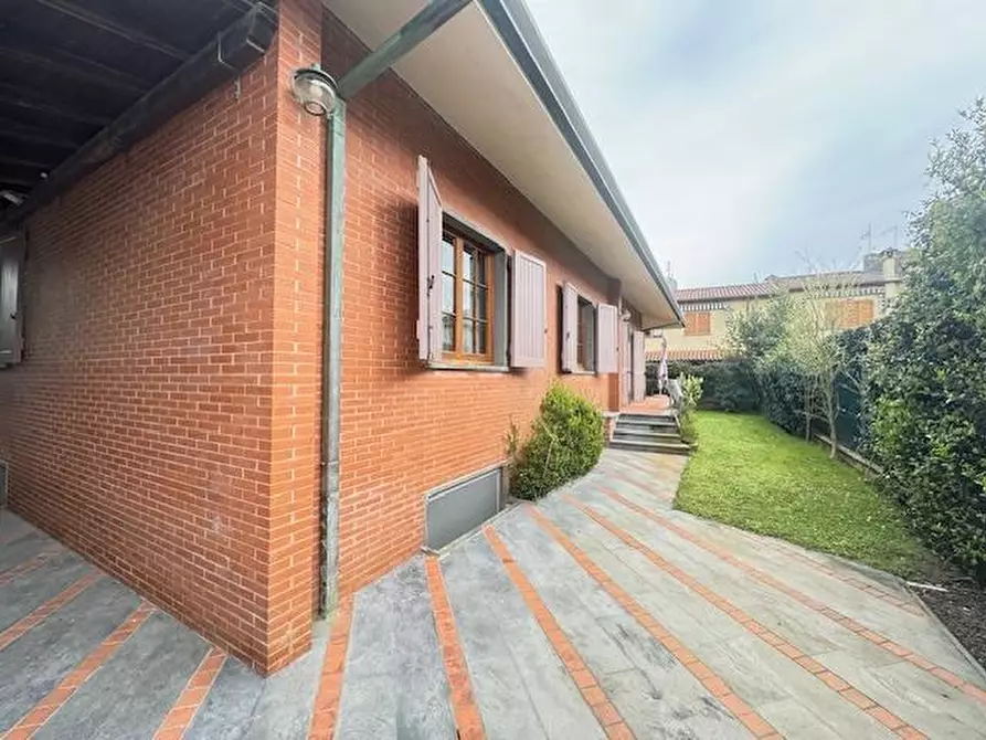 Immagine 1 di Villa in vendita  a Forte Dei Marmi
