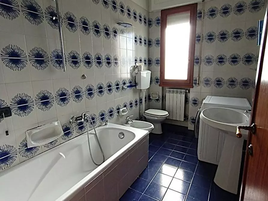 Immagine 17 di Appartamento in vendita  a Lucca