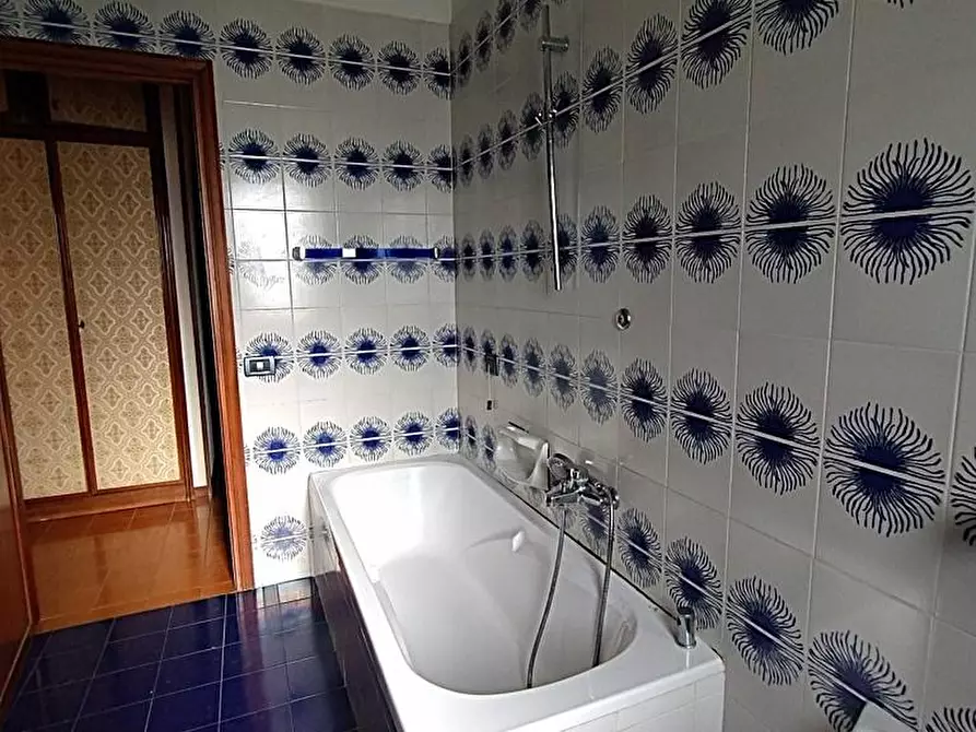 Immagine 16 di Appartamento in vendita  a Lucca