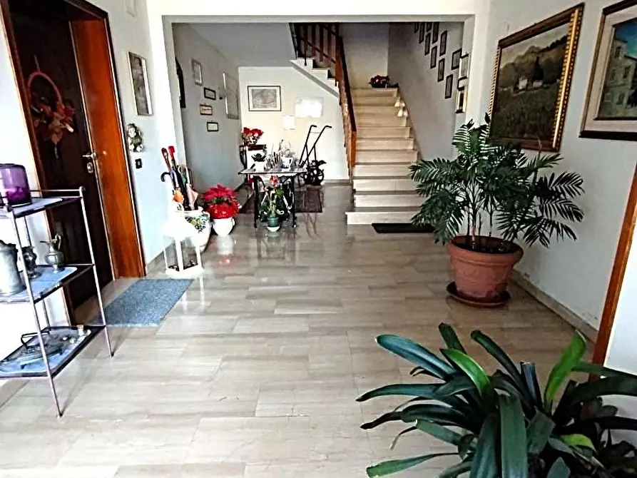 Immagine 15 di Appartamento in vendita  a Lucca