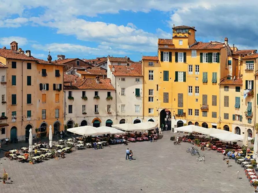 Immagine 4 di Locale commerciale in vendita  a Lucca