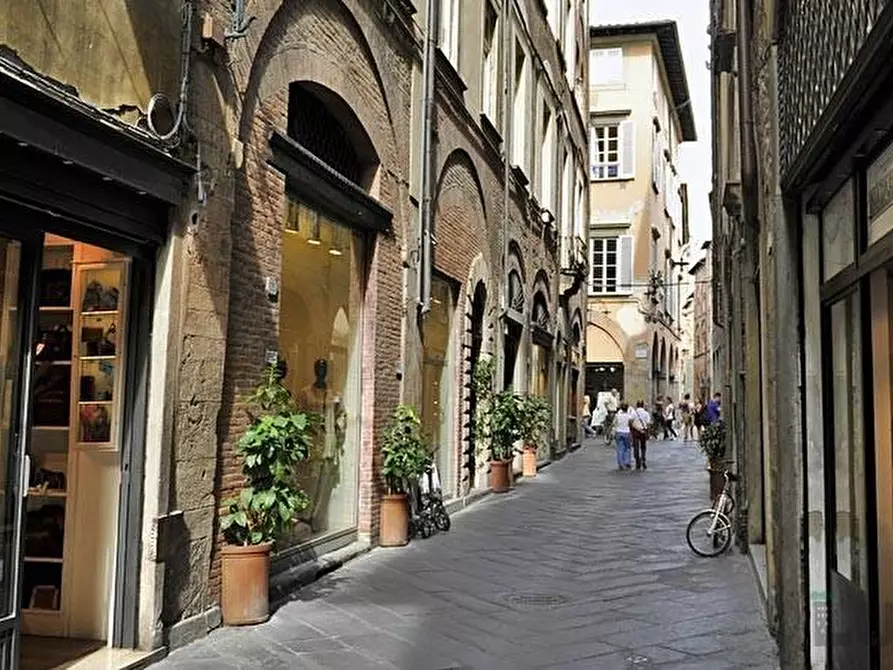 Immagine 6 di Locale commerciale in vendita  a Lucca