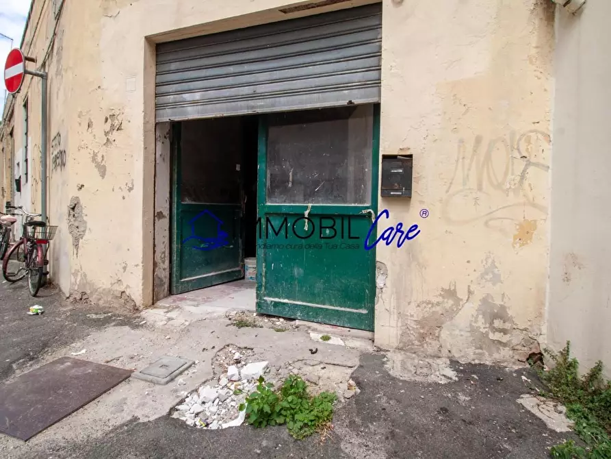 Immagine 1 di Magazzino in vendita  a Livorno