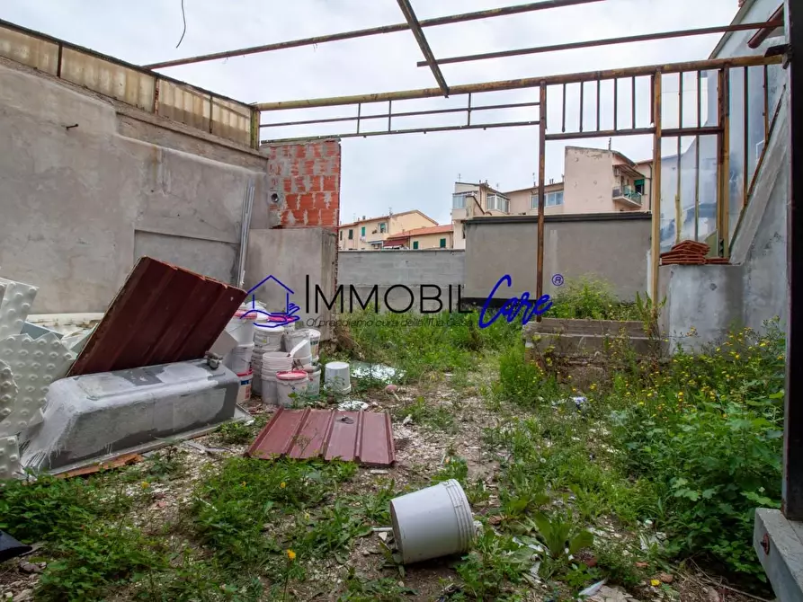 Immagine 4 di Magazzino in vendita  a Livorno