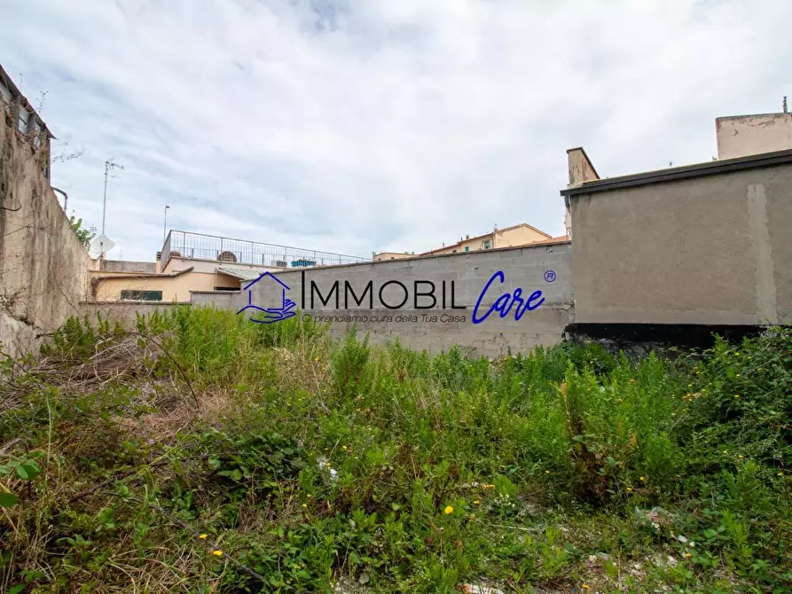 Immagine 2 di Magazzino in vendita  a Livorno