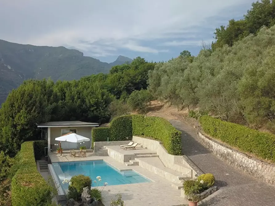 Immagine 1 di Villa in vendita  a Camaiore
