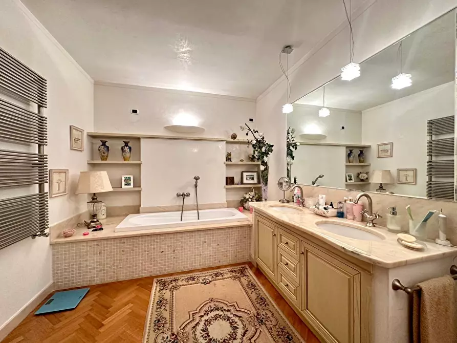 Immagine 33 di Villa in vendita  a Camaiore