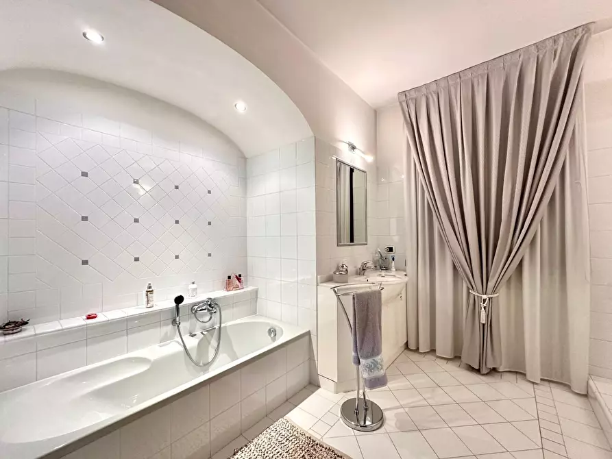 Immagine 34 di Villa in vendita  a Camaiore